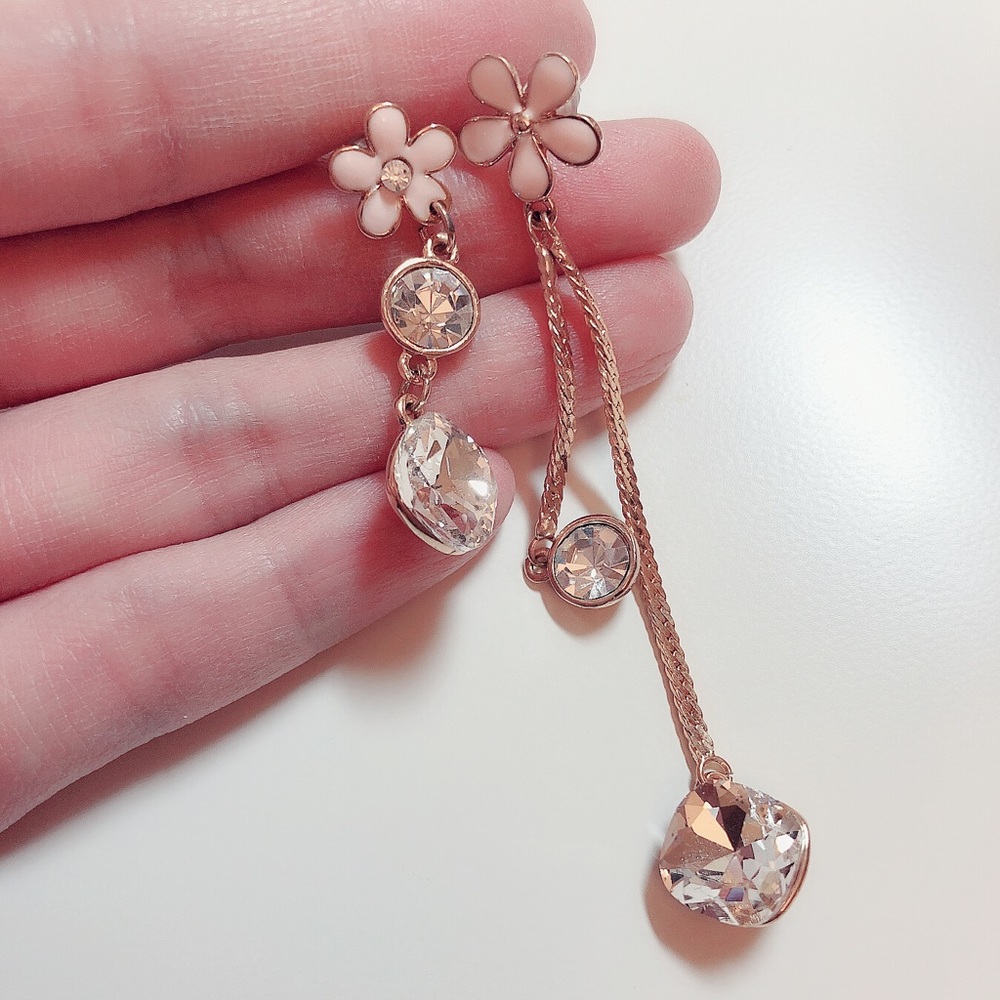Asymmetrical daisy earrings with crystal d…